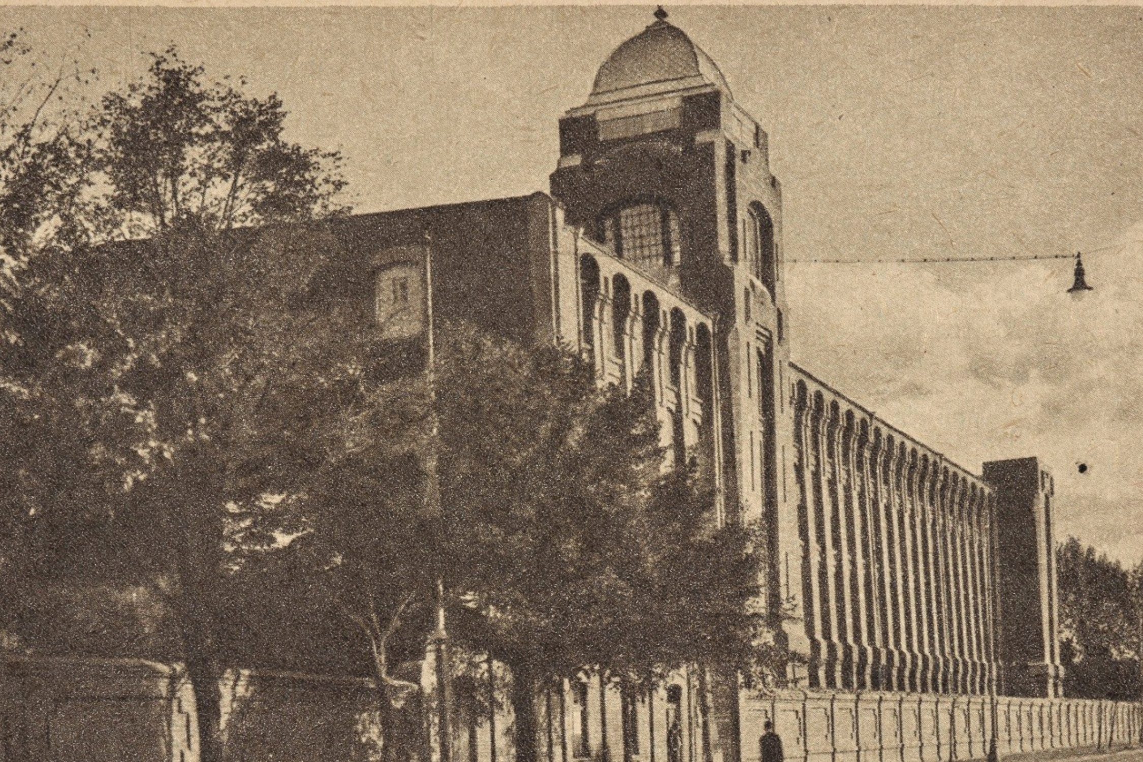 Fotografia przedstawia Fabrykę Nici "Ariadna". Zdjęcie pochodzi z 1936-1938 roku. Ceglana fabryka posiada charakterystyczną kopułę.