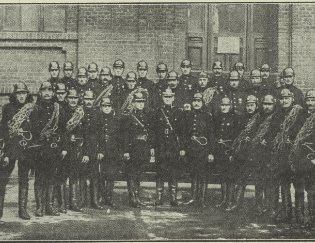 Zdjęcie z początku XX przedstawia  strażaków - XI oddział Łódzkiej Ochotniczej Straży Ogniowej. 