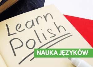 Flaga biało-czerwona Polski i na pierwszym planie kartka z napisem nauka polskiego.