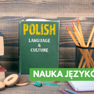 Stos książek, widać tytuł jednej z nich - to podręcznik do nauki polskiego. Obok stoi pojemnik z ołówkami.