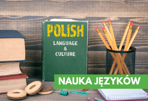 Stos książek, widać tytuł jednej z nich - to podręcznik do nauki polskiego. Obok stoi pojemnik z ołówkami.