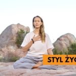 Zdjęcie przedstawia medytującą kobietę.