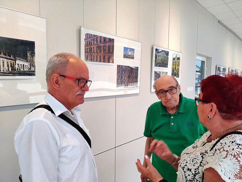 Troje Seniorów rozmawiających ze sobą