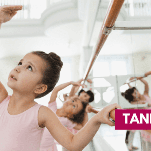 Dziecki w figurze baletowej przy drążku w sali ćwiczeń