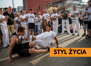 Grupa ćwicząca capoeirę na ulicy