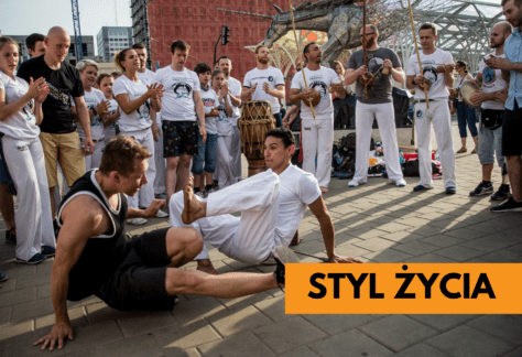 Grupa ćwicząca capoeirę na ulicy