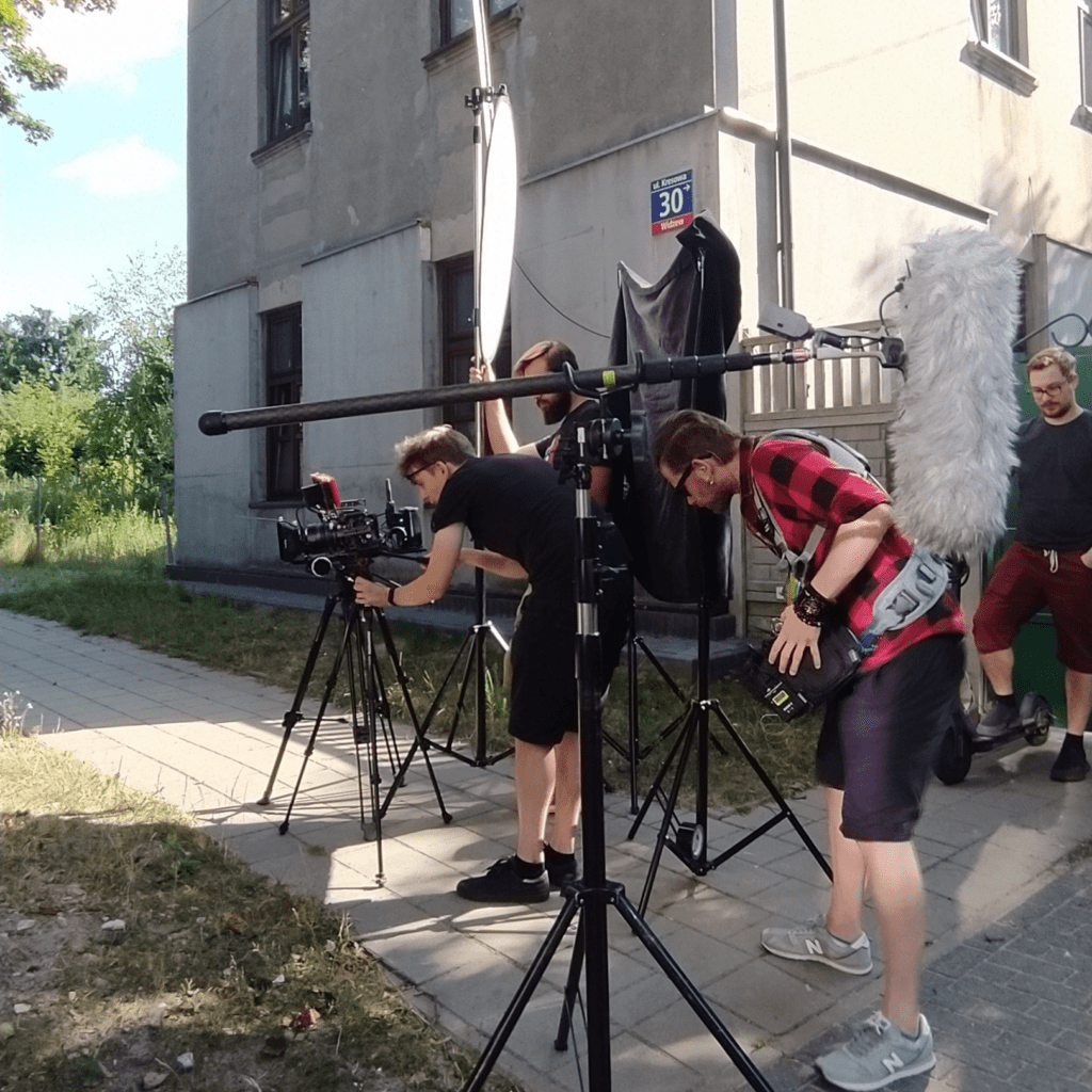 Zdjęcie przedstawia backstage filmów z mieszkańami.