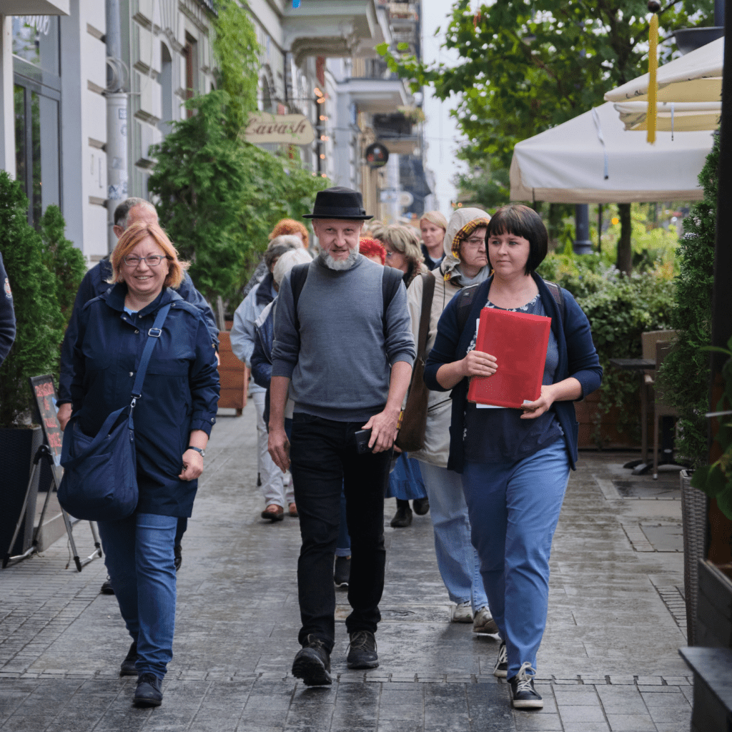 Zdjęcie przedstawia przewodników wycieczki