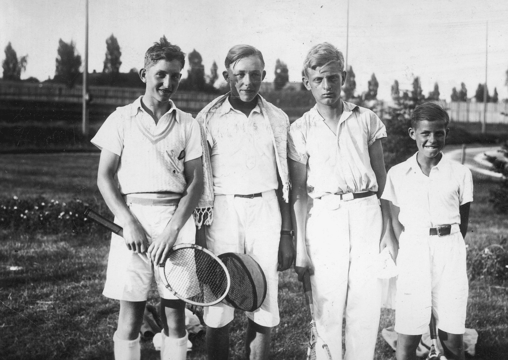 zdjęcie przedstawia młodzież z rakietami do tenisa