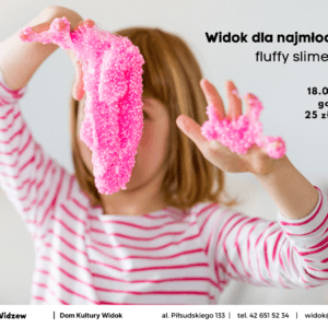 Na zdjęciu widać około 5-letnią dziewczynkę, która bawi się różowym slime'em z białymi kulkami.