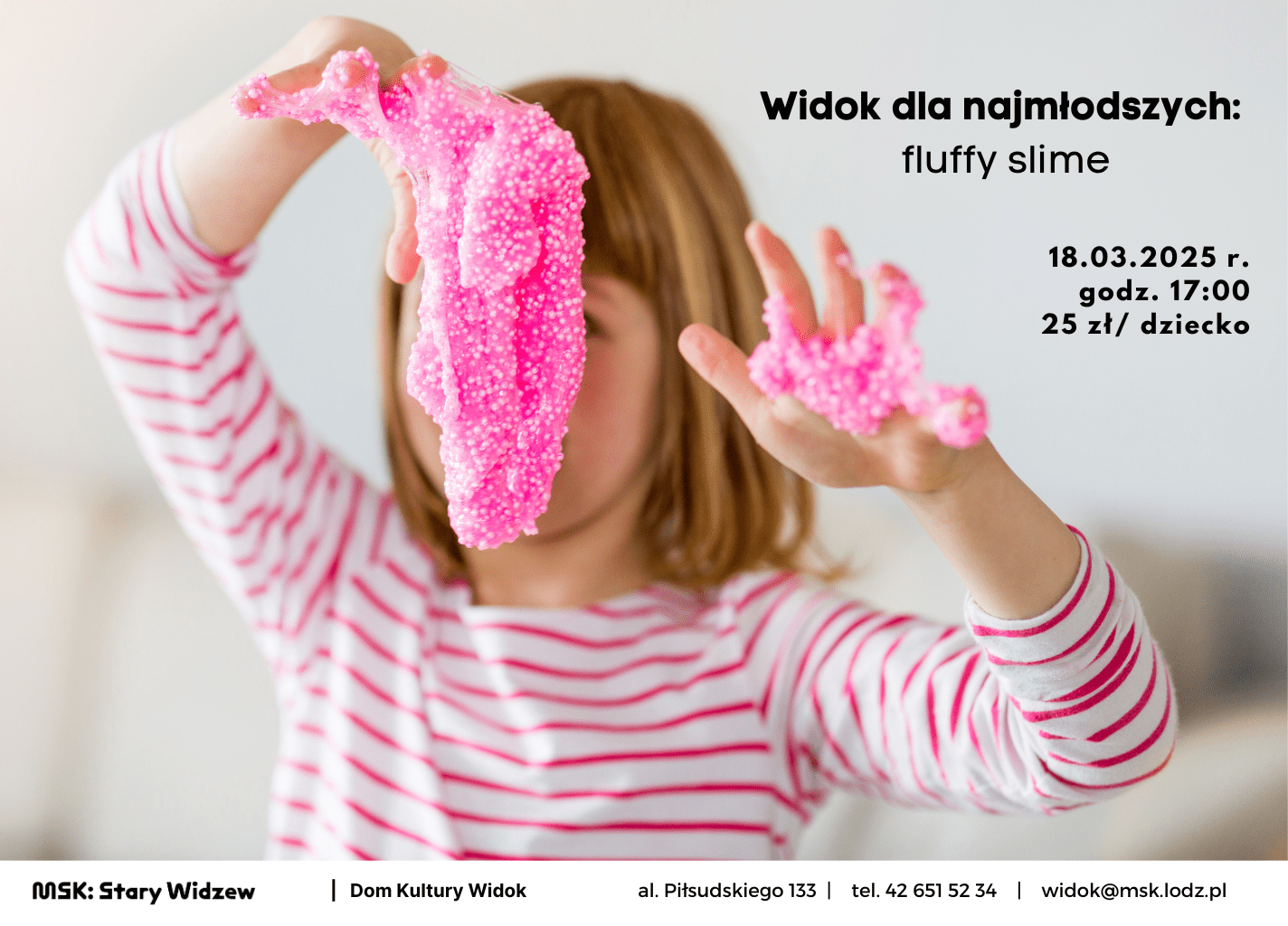 Na zdjęciu widać około 5-letnią dziewczynkę, która bawi się różowym slime'em z białymi kulkami.