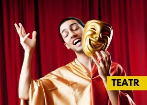 Zdjęcie uśmiechniętego aktora. w lewym ręku, blisko twarzy trzyma teatralną maskę. Tło -czerwona kotara. W prawym dolnym rogu napis na żółtym tle -TEATR.