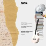 Grafika przedstawiająca stos książek na niej rzeźba głowy. Z prawej strony ręka przestawiająca do ust głowy mikrofon. z lewej strony gitara oparta o stos książek.