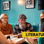 Zdjęcie przedstawia kobiety i mężczyznę w wieku dojrzałym. Osoby siedzą przy stole i czytają książki.